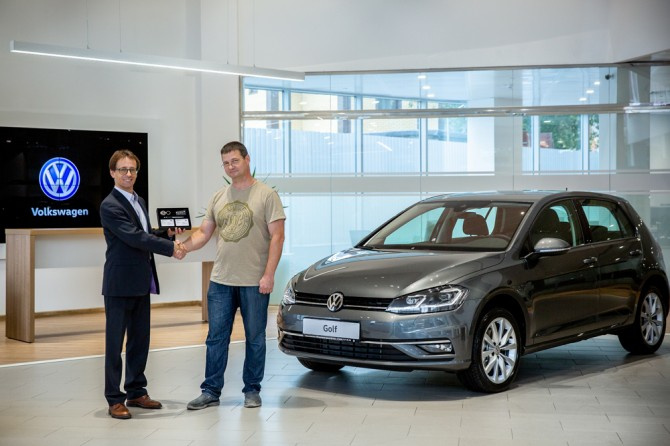 Передача VW Golf первому покупателю после возобновления продаж в России