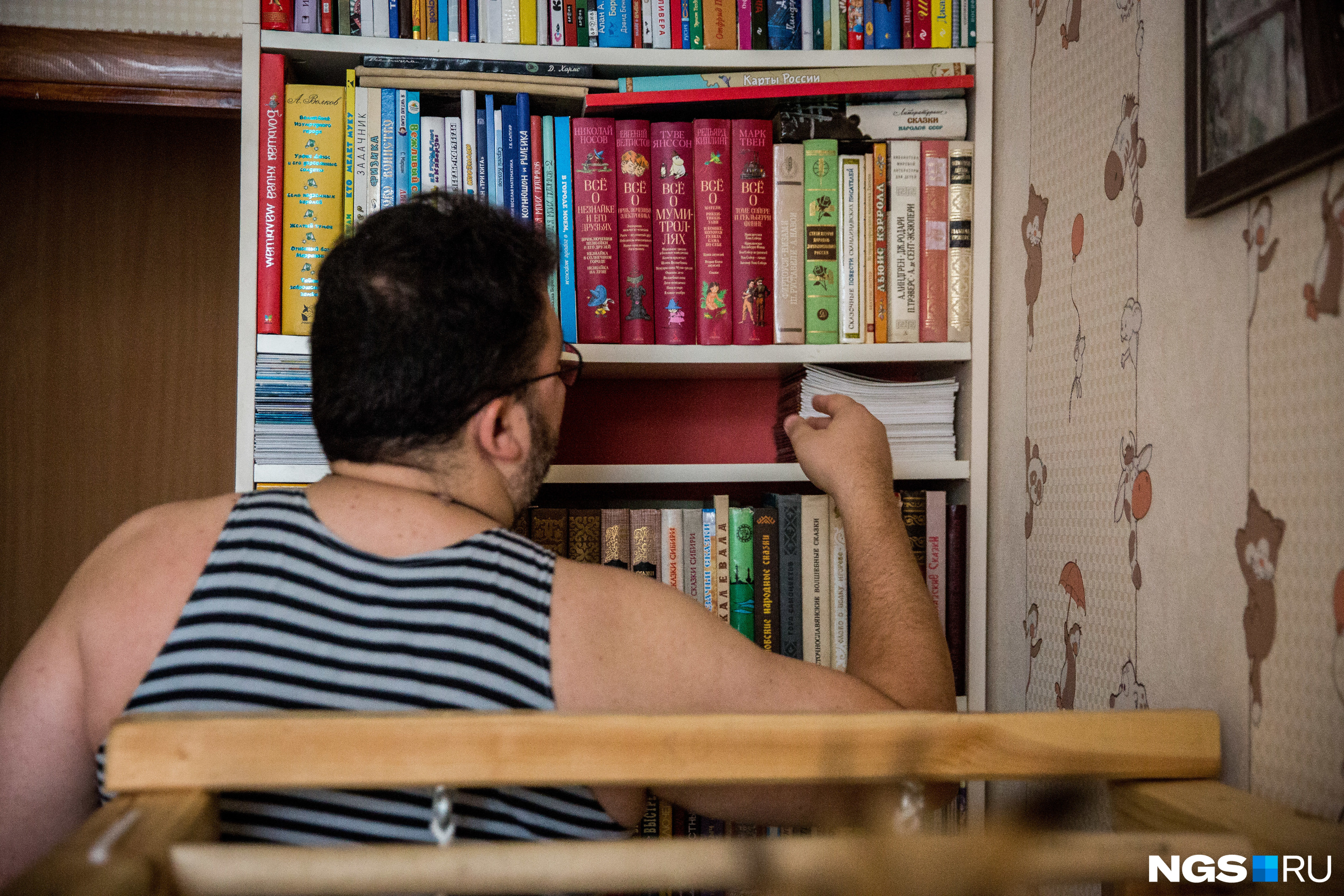 Поздняков говорит, что его дочь сама выбирает книги для чтения и радуется им больше, чем игрушкам Поздняков говорит, что его дочь сама выбирает книги для чтения и радуется им больше, чем игрушкам
