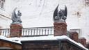 «Выглядит как провокация»: на крыше дома в Ярославле появились гаргульи