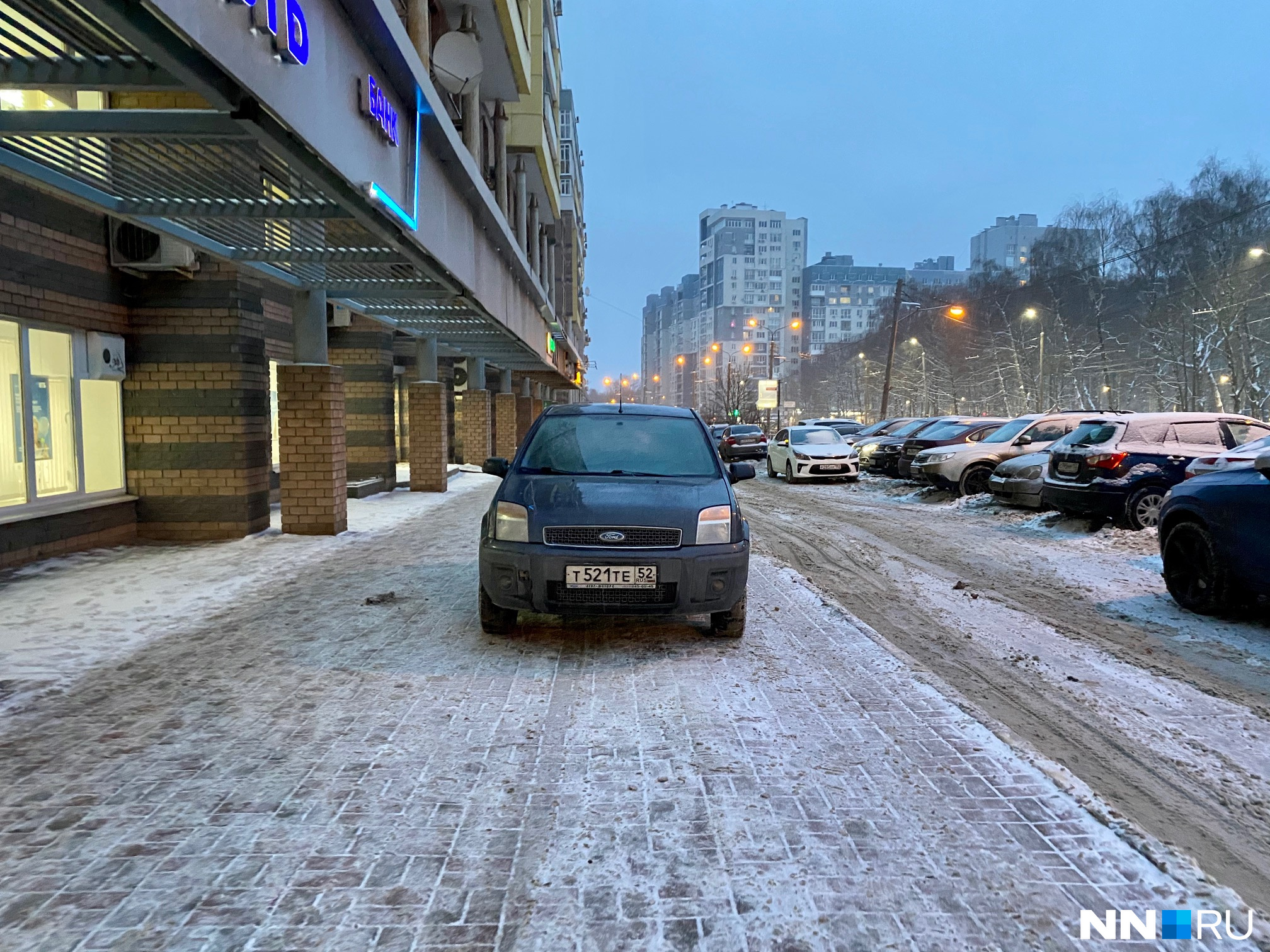 Машина припаркована на тротуаре. Улица с припаркованными автомобилями. Машина на тротуаре. Король парковки. Фон парковка на улице.