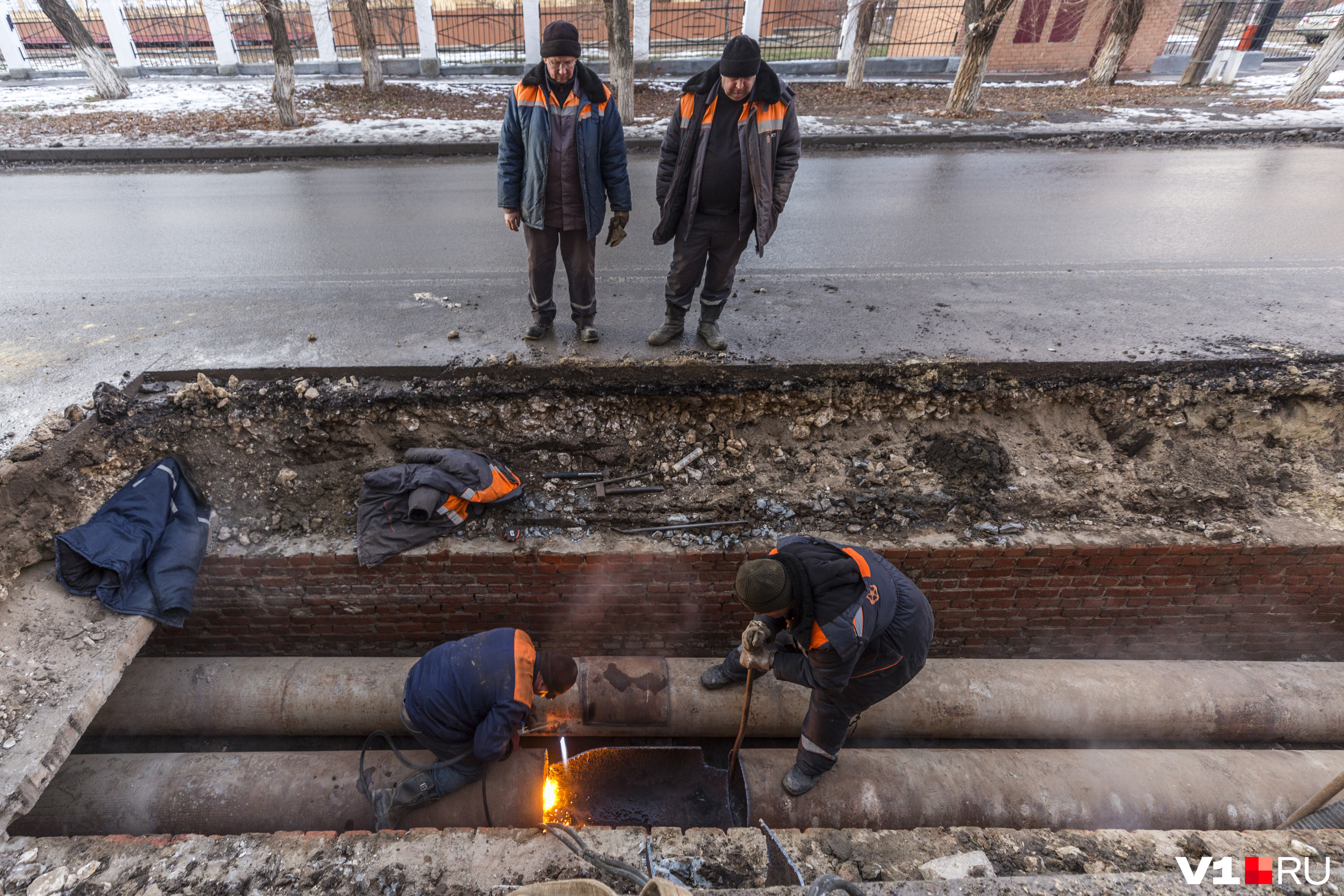 Пока на Козловской варят трубу, горожане замерзают в давно остывших квартирах Пока на Козловской варят трубу, горожане замерзают в давно остывших квартирах