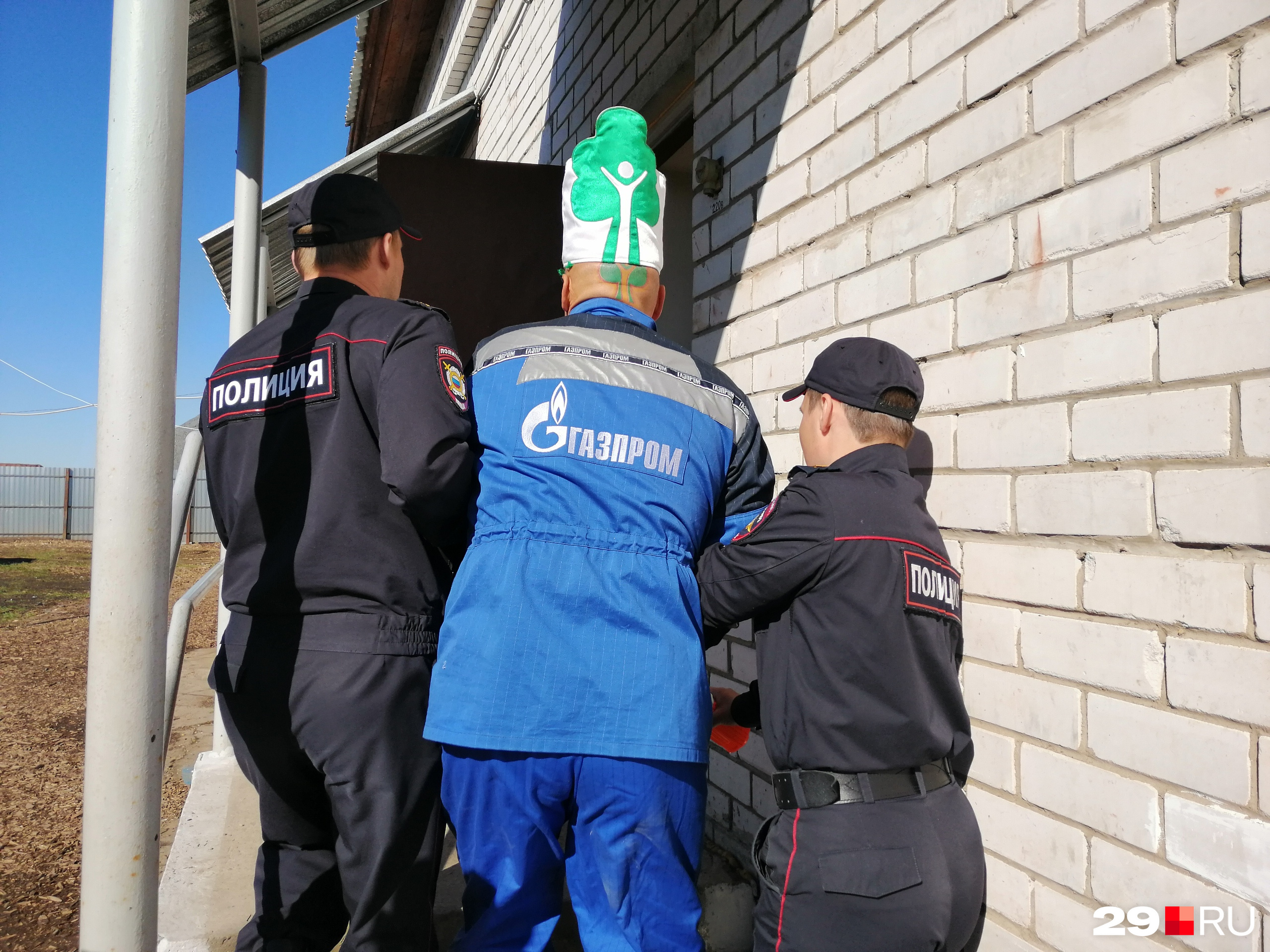 Древарха после его акции ведут в отделение Древарха после его акции ведут в отделение