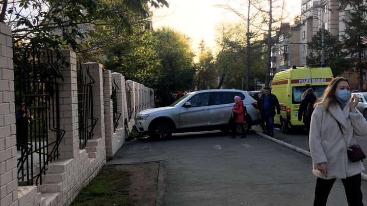 «Мужчину впечатало в забор»: в центре Челябинска BMW X3 врезался в ограду лицея