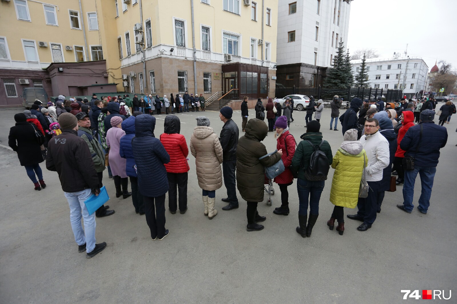 На Цвиллинга, 27 в среду обращения принесли не меньше 60 человек На Цвиллинга, 27 в среду обращения принесли не меньше 60 человек