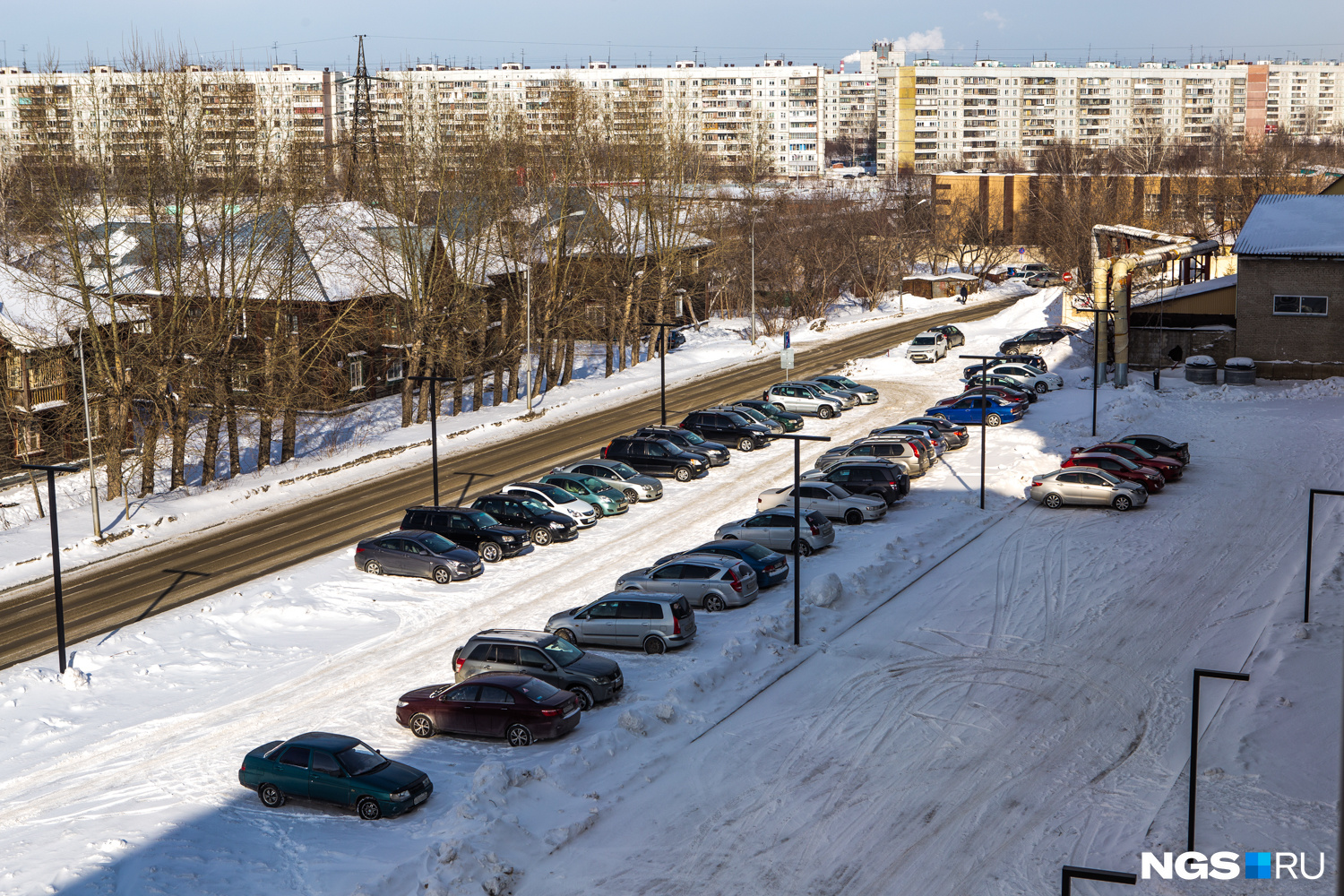 Парковка протянулась вдоль улицы Дунаевского, но мест на ней всем не хватит