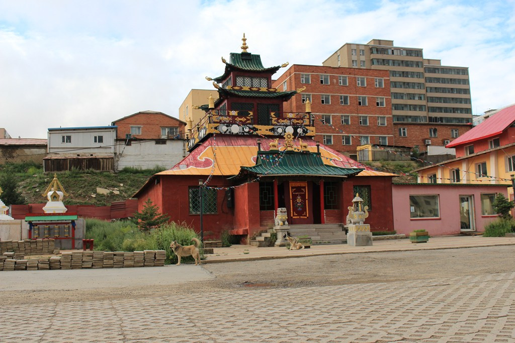 Буддийский храм посреди городской улицы
