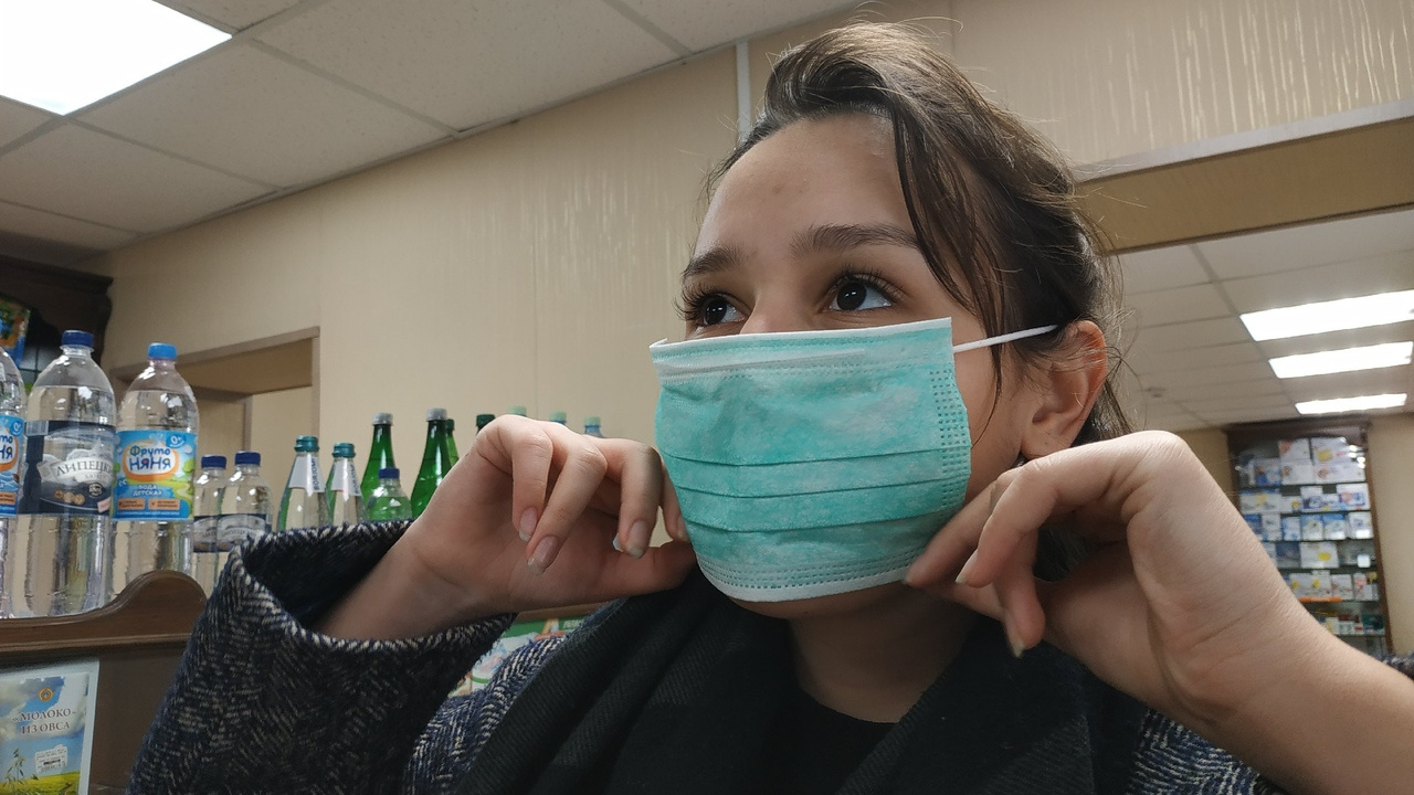 Медицинская маска зимой. Масочный режим в Татарстане. Девушка в маске медицинской в магазине. Склад масок медицинских.