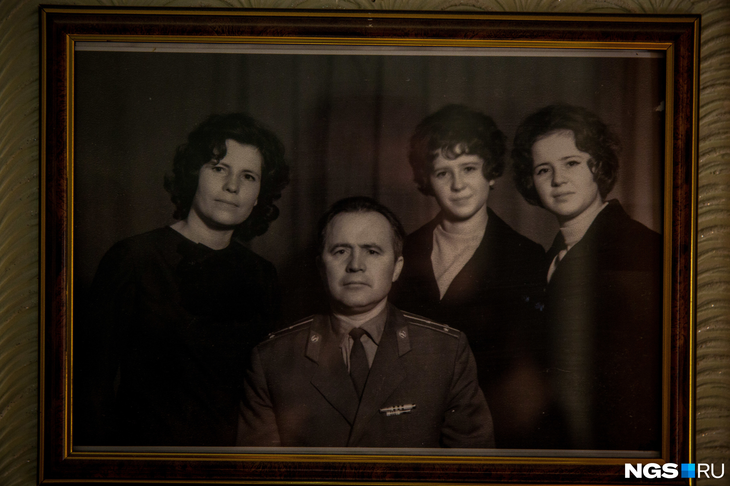 Валентина Дмитриевна и Егор Макарович с дочками 