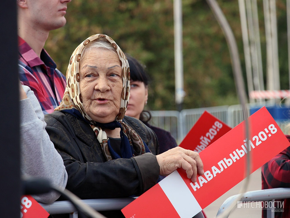 73-летняя жительница Омска активно участвовала в митинге Навального, который тоже приезжал в Омск с программой кандидата в президенты РФ