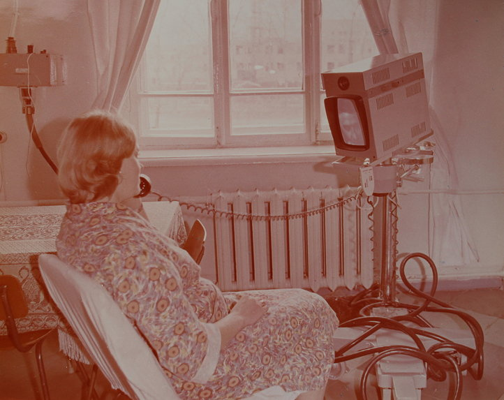 В 80-е молодые мамы могли связаться с родными, которые пришли к ним повидаться, через видеотелефон