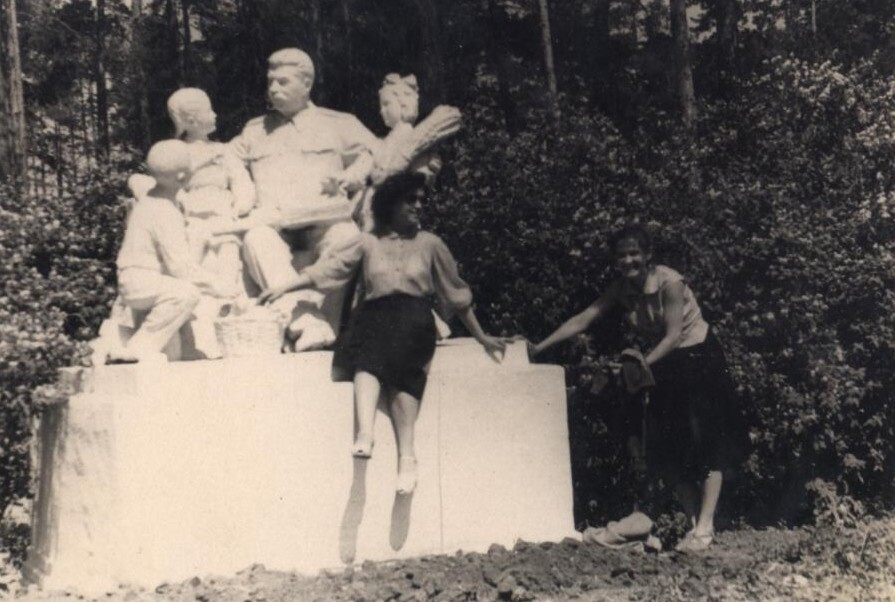 В парке Гагарина вождя изобразили в окружении детей 
