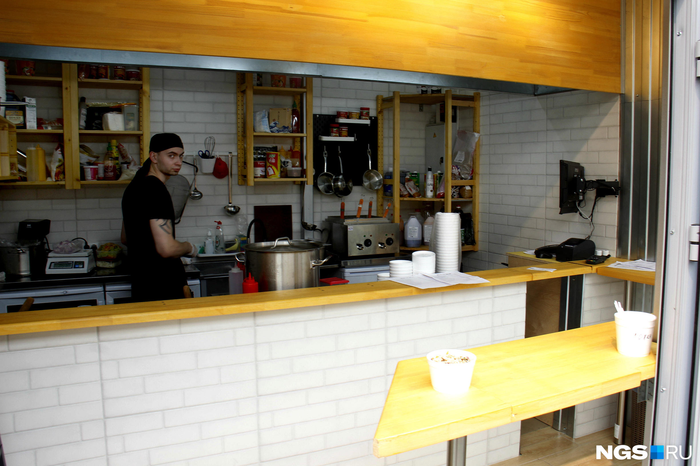 В Wok in Wall нет посадочных мест. Есть придётся стоя или на лавочке снаружи В Wok in Wall нет посадочных мест. Есть придётся стоя или на лавочке снаружи