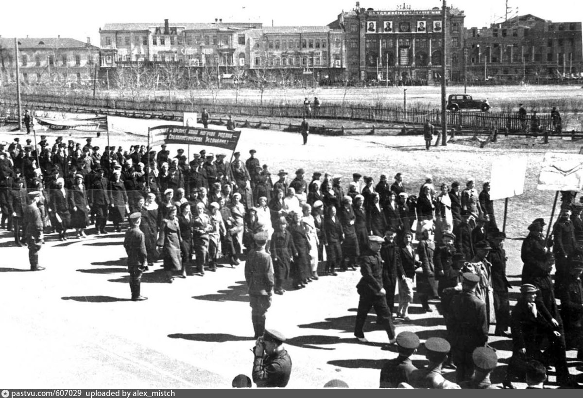 Первомайская демонстрация в Омске в 1938 году