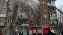 Рядом с площадью Маркса загорелась пятиэтажка: хозяин горящей квартиры сбежал от огня на балкон