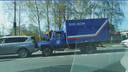Досталось всем: грузовик Почты России снёс три стоящие машины в Ярославле