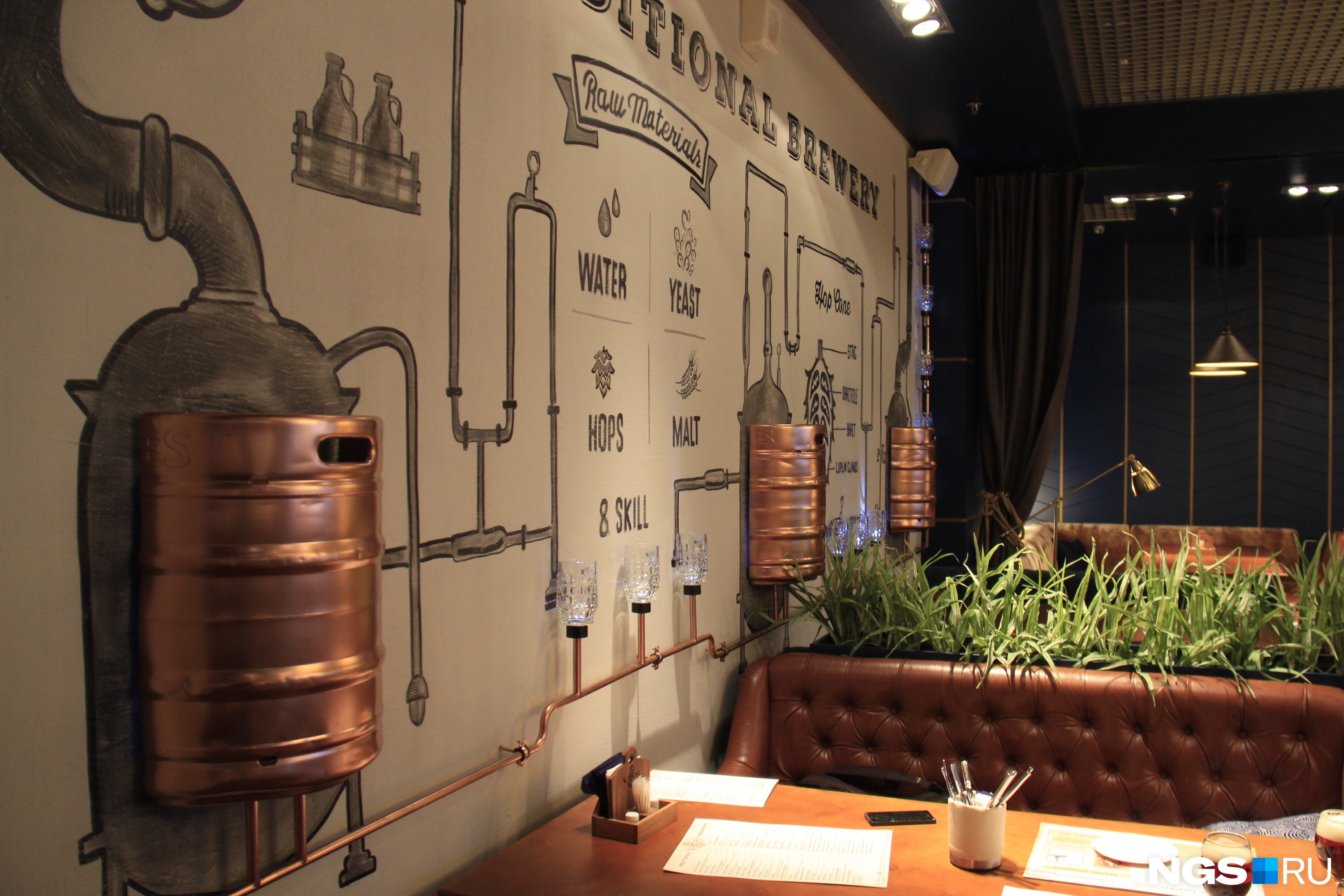 На стене изображена схема пивоваренного производства