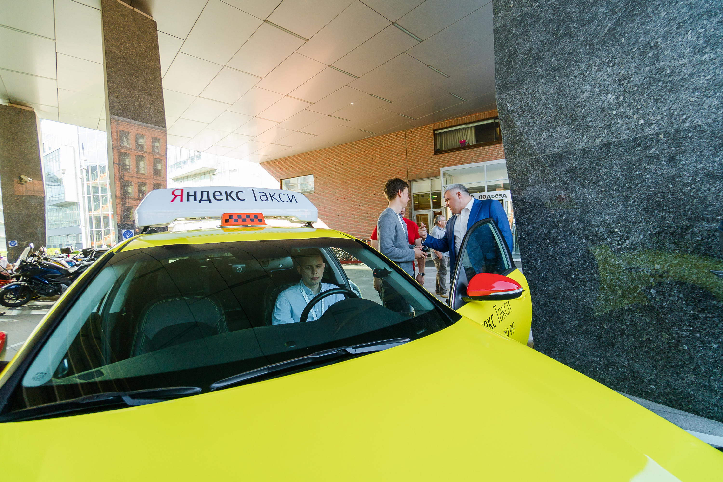 диагностика 29 машин в таксопарке показала. оклейка авто под такси. такси питер. стандарт оклейки авто в такси москвы. машина "такси".