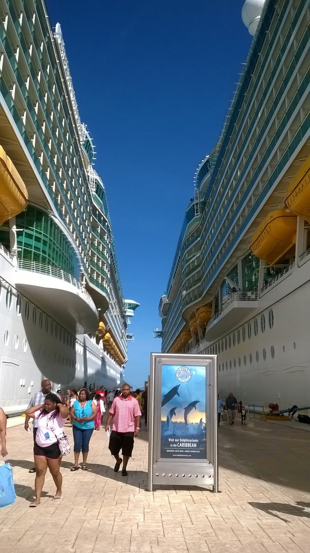 Кажется, что на фото — улица между двумя зданиями, а это два корабля стоят рядом в порту