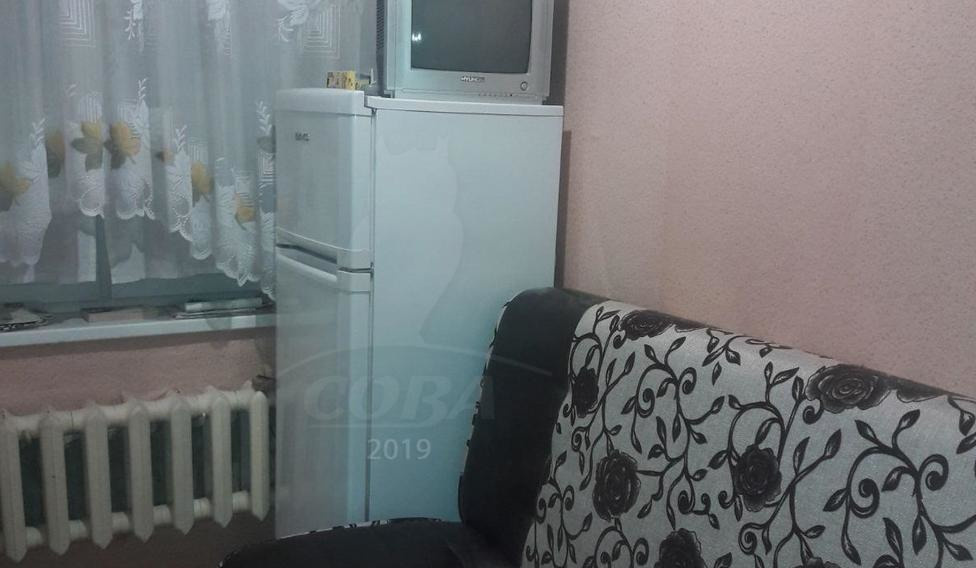Холодильник жильцам пришлось поставить у дивана