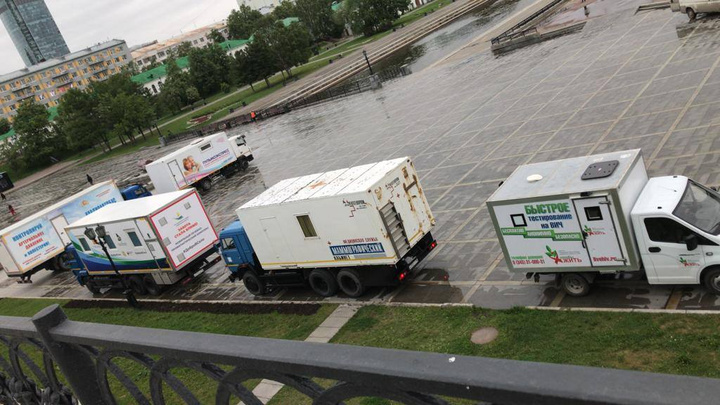 На Плотинке встали мобильные медпункты: екатеринбуржцев позвали бесплатно сделать маммографию и ЭКГ