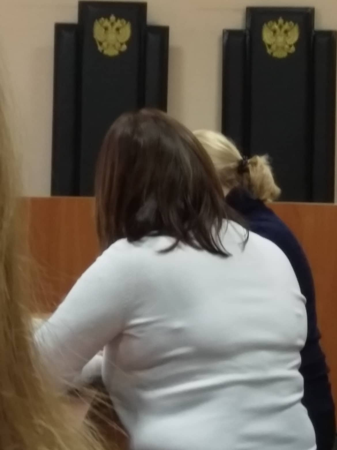 Адвокаты Евгения Тефтелева переговариваются перед началом заседания Адвокаты Евгения Тефтелева переговариваются перед началом заседания