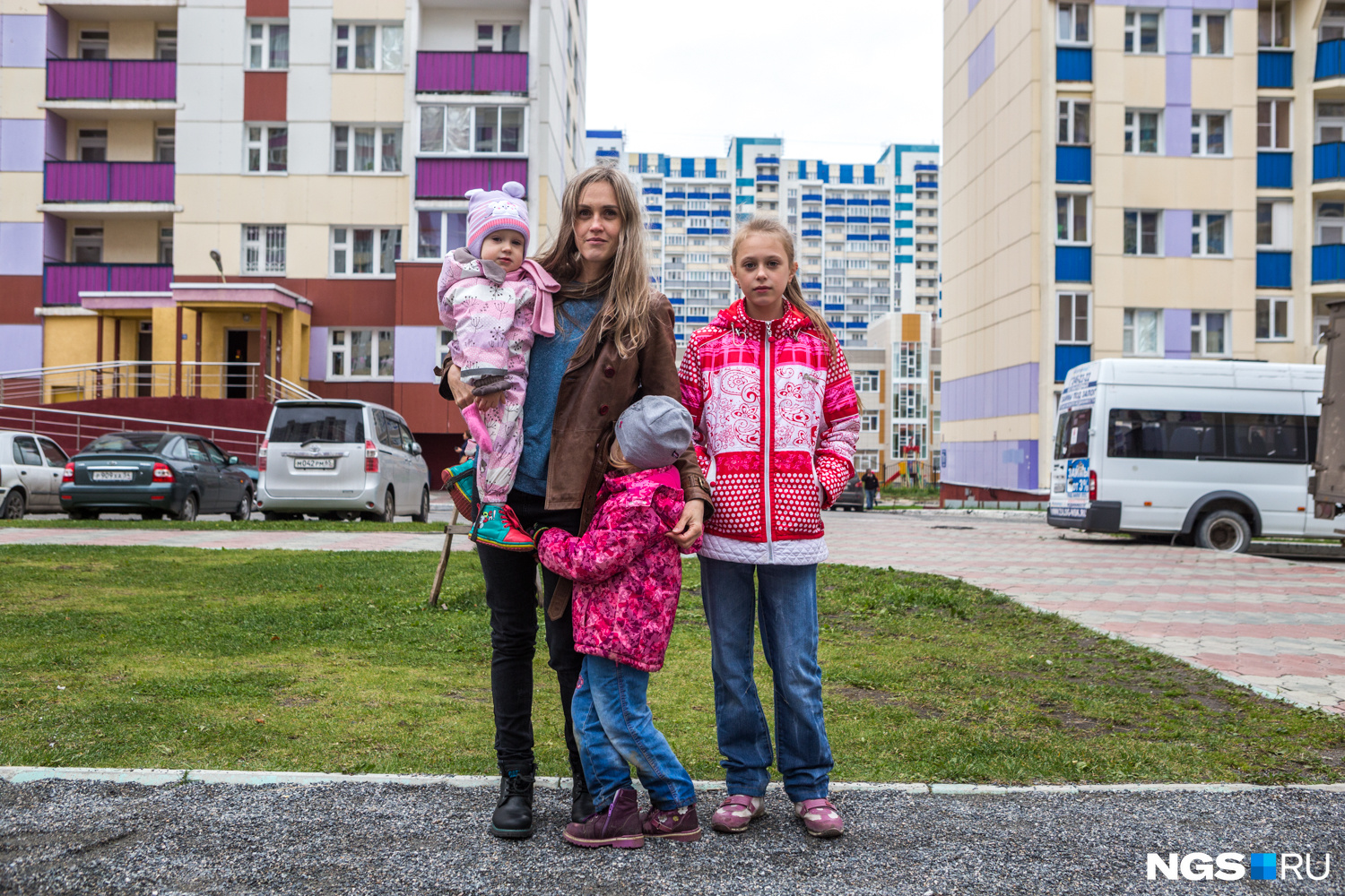 Ольга и её дочери ждут возвращения Дениса