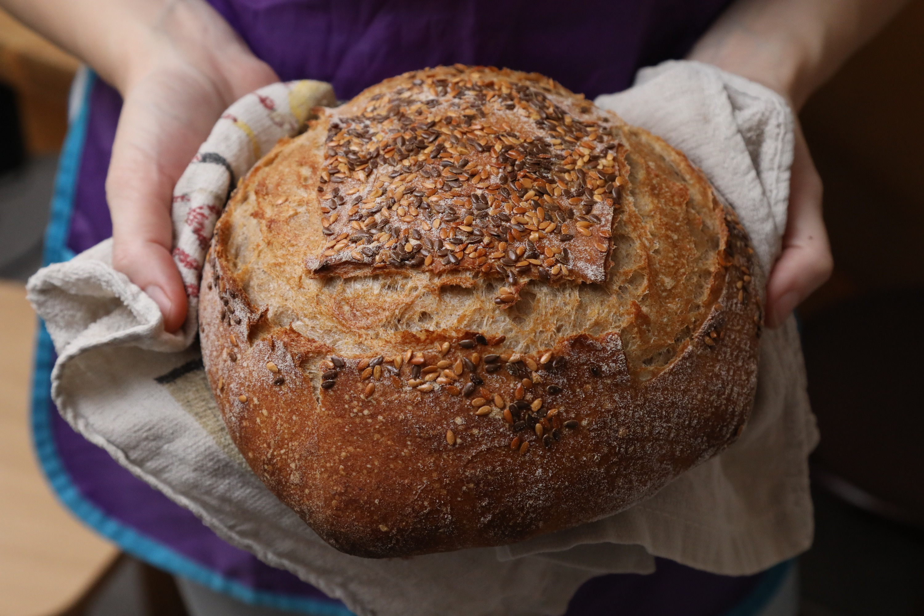 Вкусный хлеб печь. Хлеб на пекарском Камне. Хлеб пеку сама. Пекарский камень для хлеба на закваске. Пирог на пекарском Камне.
