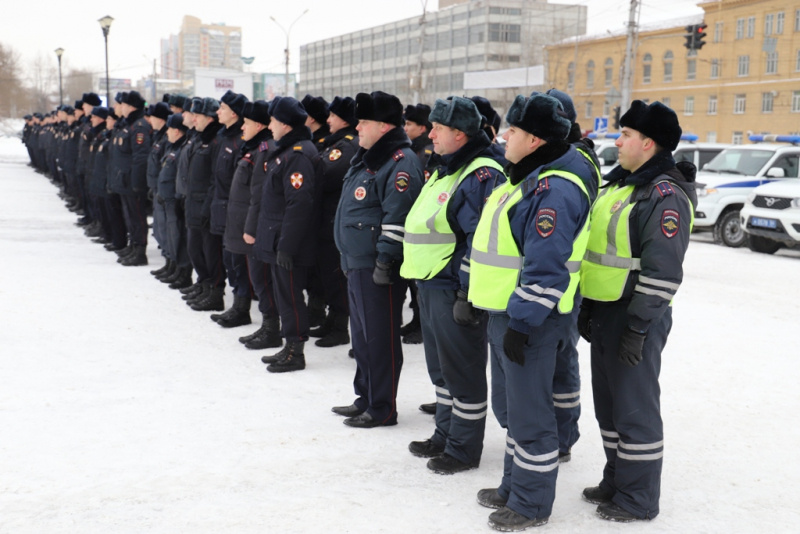 По данным МВД, в разводе приняли участие руководители областной и городской полиции, мэрии Новосибирска, ветераны органов внутренних дел