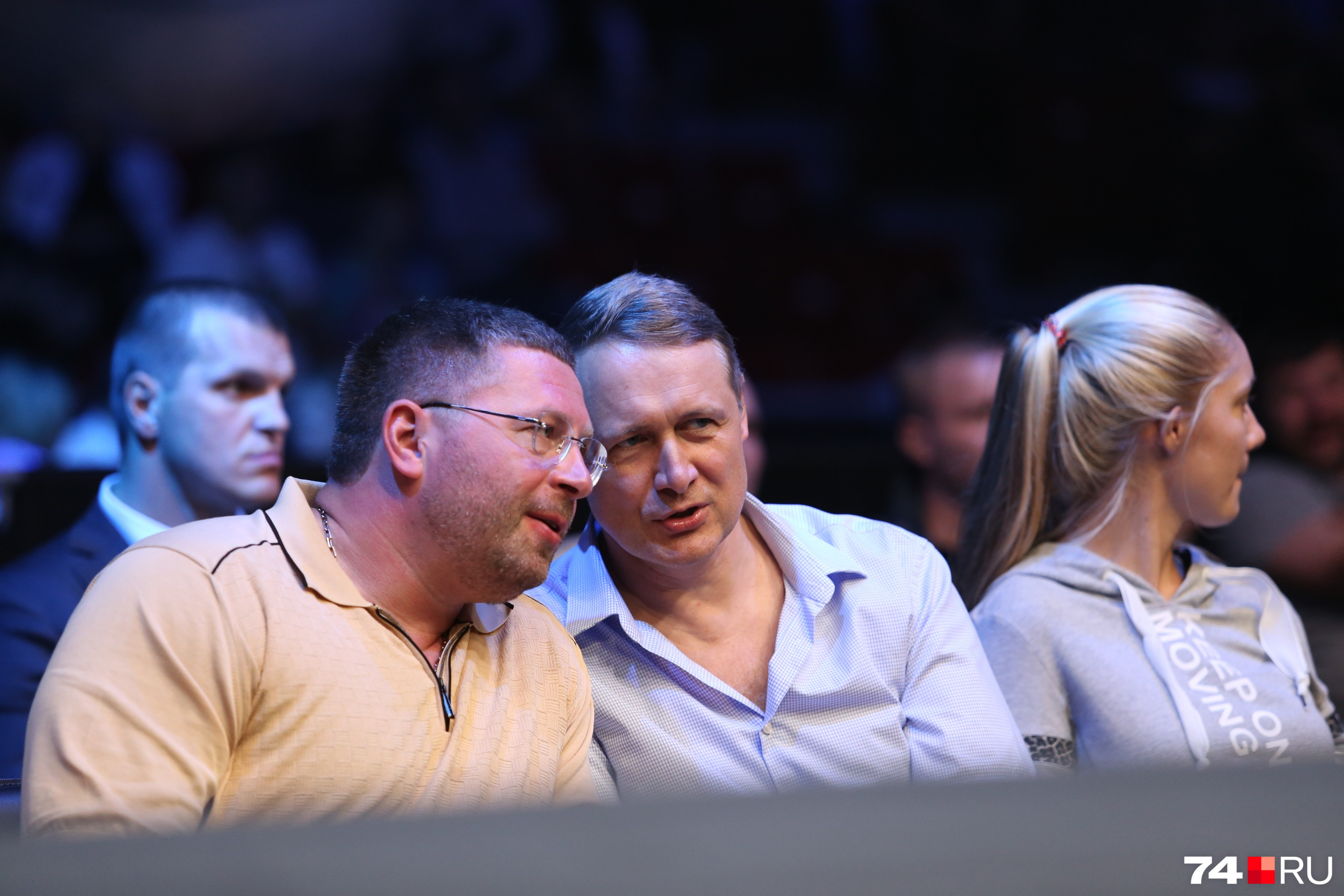 Прокурор Челябинской области Виталий Лопин (в центре) пришёл на вечер бокса с дочерью (справа)