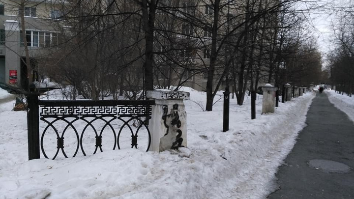 Конец истории? Вместо украденной в центре Екатеринбурга чугунной ограды поставят пластиковую