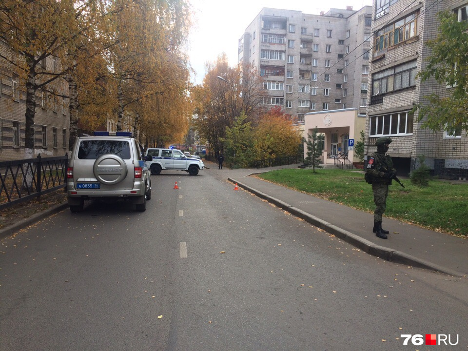 Военный полицейский с автоматом разворачивает всех прохожих Военный полицейский с автоматом разворачивает всех прохожих