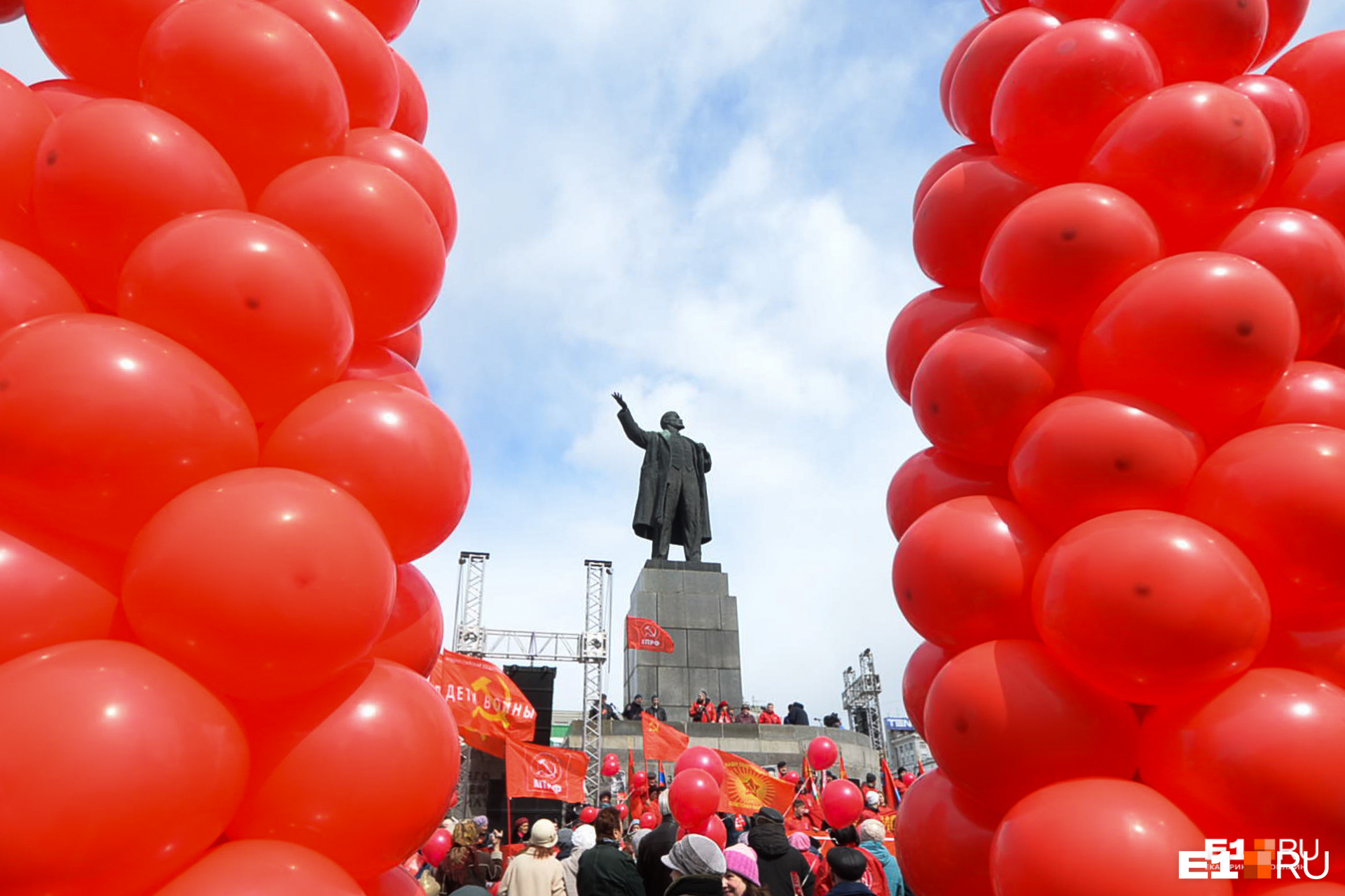 К Первому мая мэрия не успела отмыть памятник Ленину