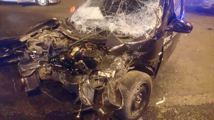 На оживлённом перекрёстке в Челябинске такси разбилось в столкновении с фурой
