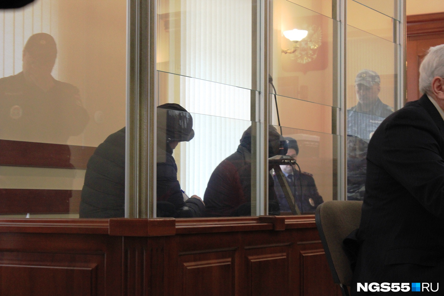 Геннадий Сумбаев и Сергей Горбунов прятали лица от журналистов