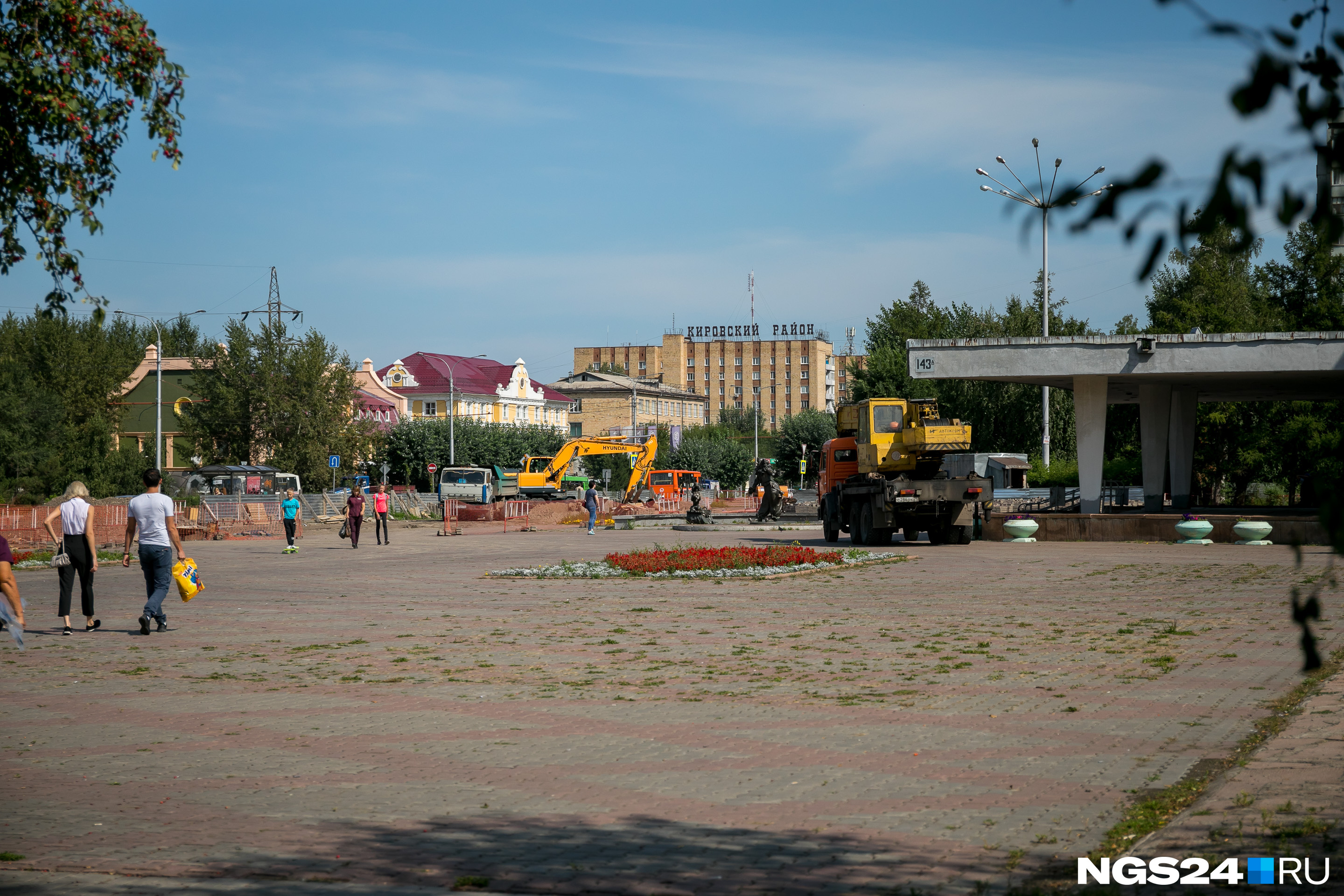 Ремонтные работы ведутся у входа в цирк Ремонтные работы ведутся у входа в цирк