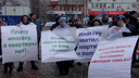 «Плачу ипотеку, а квартиры нет»: обманутые дольщики вышли на митинг в центре Новосибирска