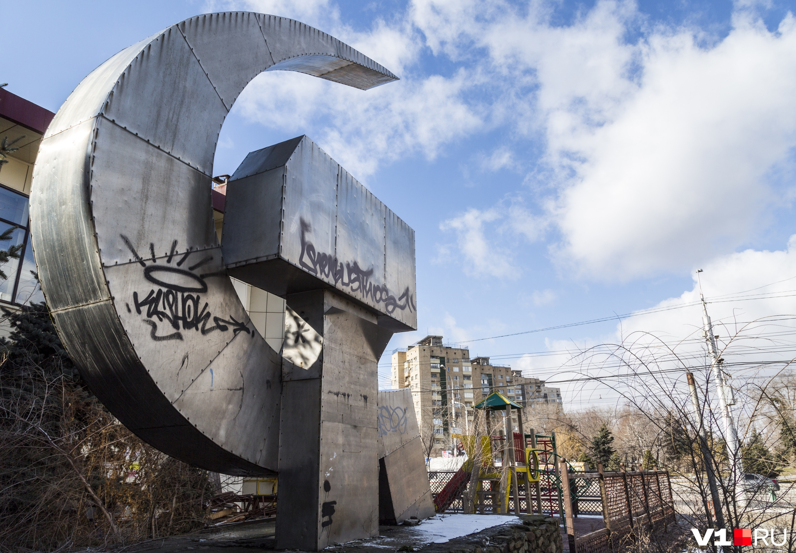 Скульптуру в Ворошиловском районе «украшали» граффити