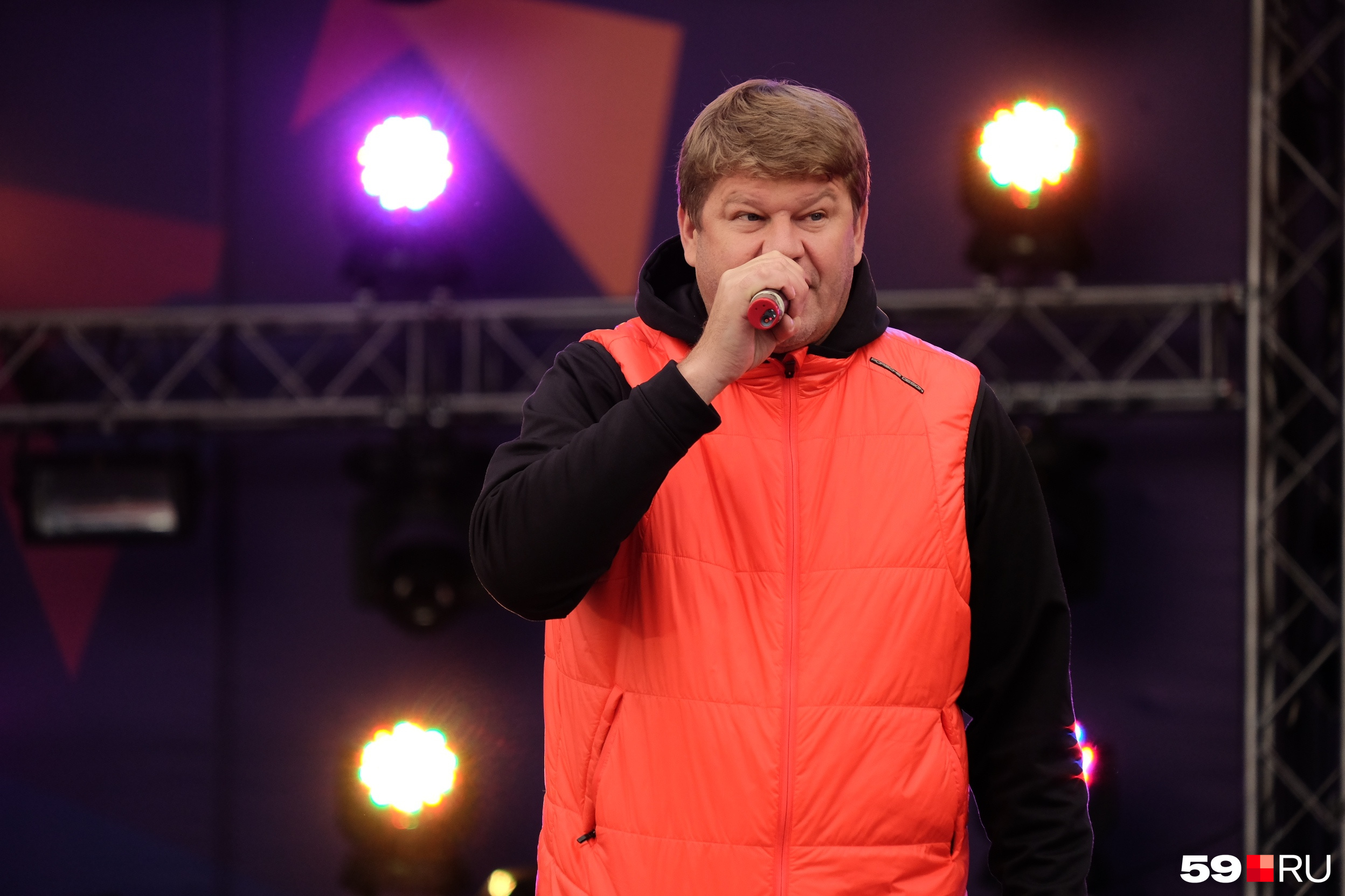 Губерниев со сцены поздравляет участников марафона Губерниев со сцены поздравляет участников марафона