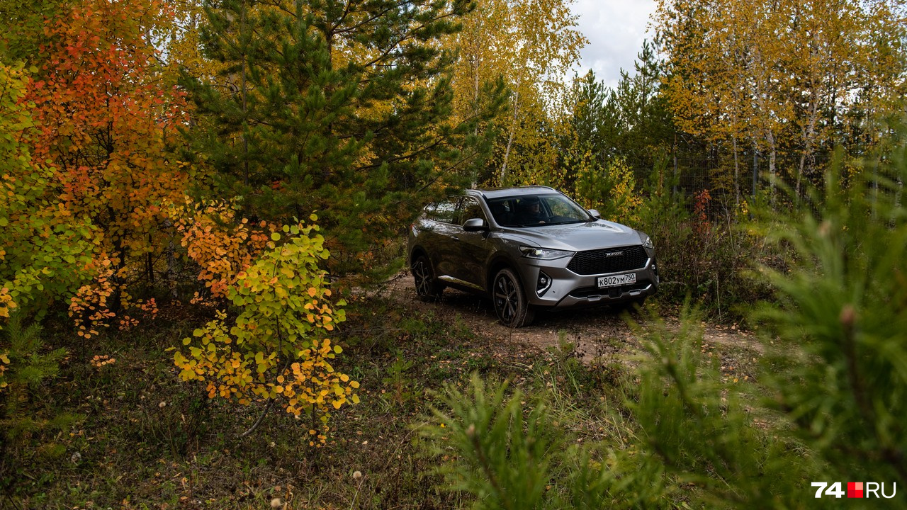 Как и любой кроссовер этого класса, Haval F7 ориентирован прежде всего на семейных людей с шилом в районе подогрева сидений — в трофи-рейды он не поедет, но на рыбалку свозит запросто Как и любой кроссовер этого класса, Haval F7 ориентирован прежде всего на семейных людей с шилом в районе подогрева сидений — в трофи-рейды он не поедет, но на рыбалку свозит запросто