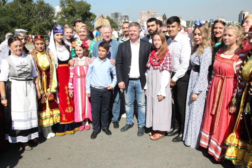 Вернисаж не предусматривает каких-либо ограничений по возрасту Вернисаж не предусматривает каких-либо ограничений по возрасту