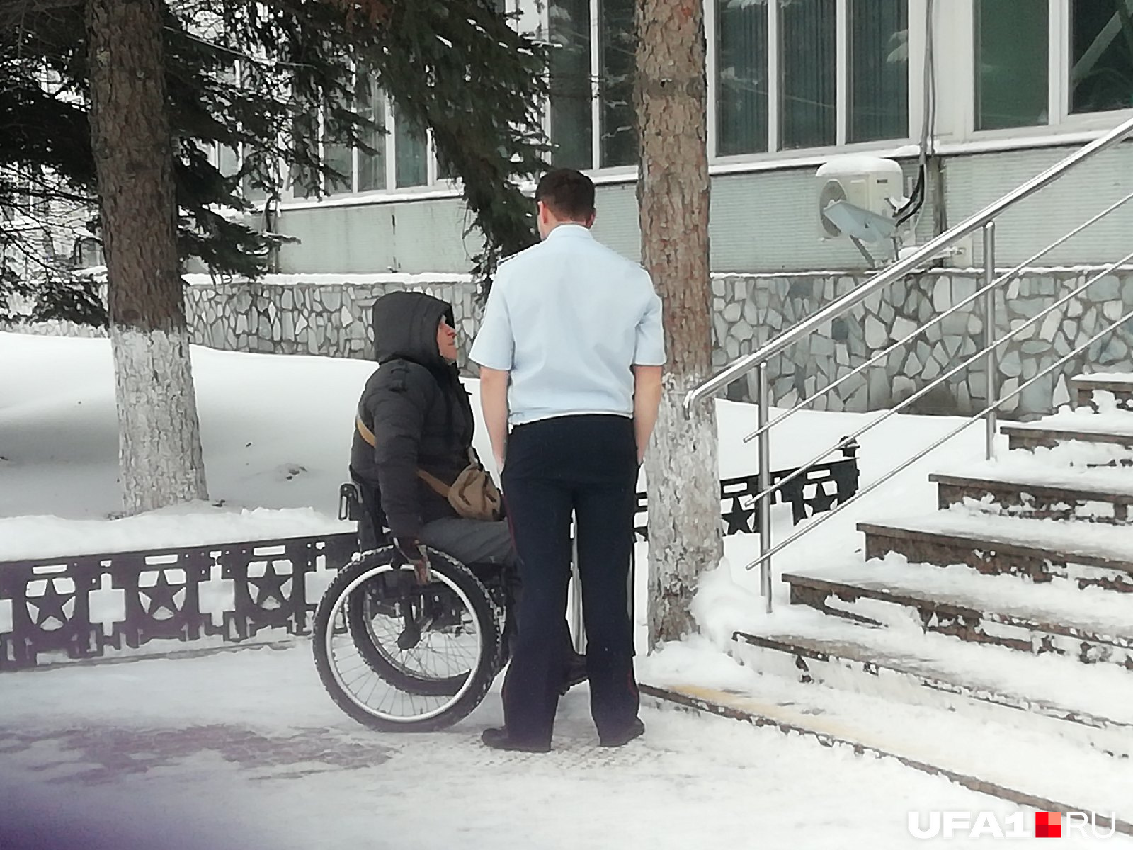 Сотрудник ГИБДД отреагировал на кнопку, на которую нажал Александр Никишкин, и вышел помочь инвалиду