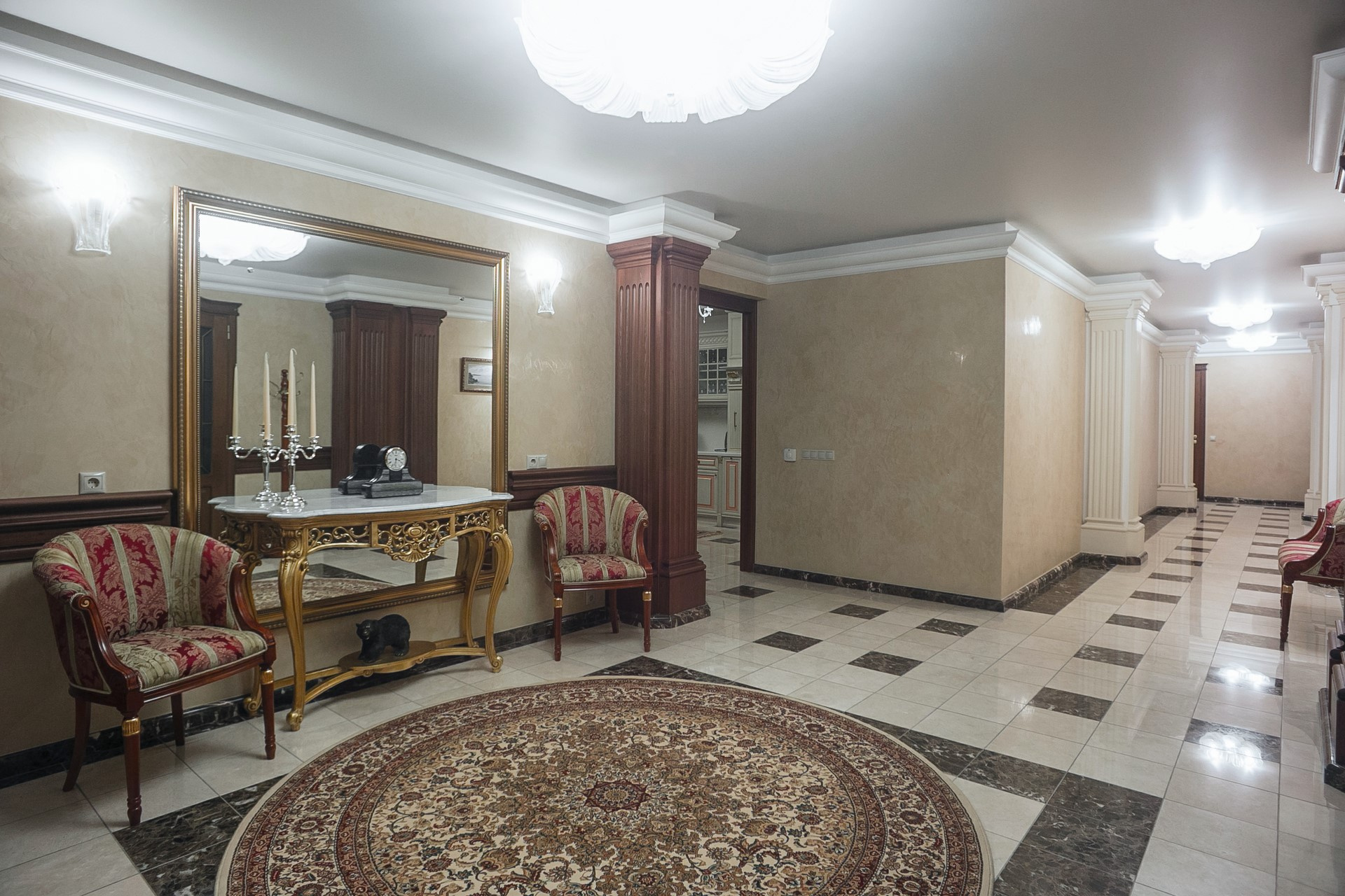 За огромным холлом этой квартиры на Романова, 39, кажется, должен быть не то тронный, не то бальный зал, а на самом деле 5 больших комнат