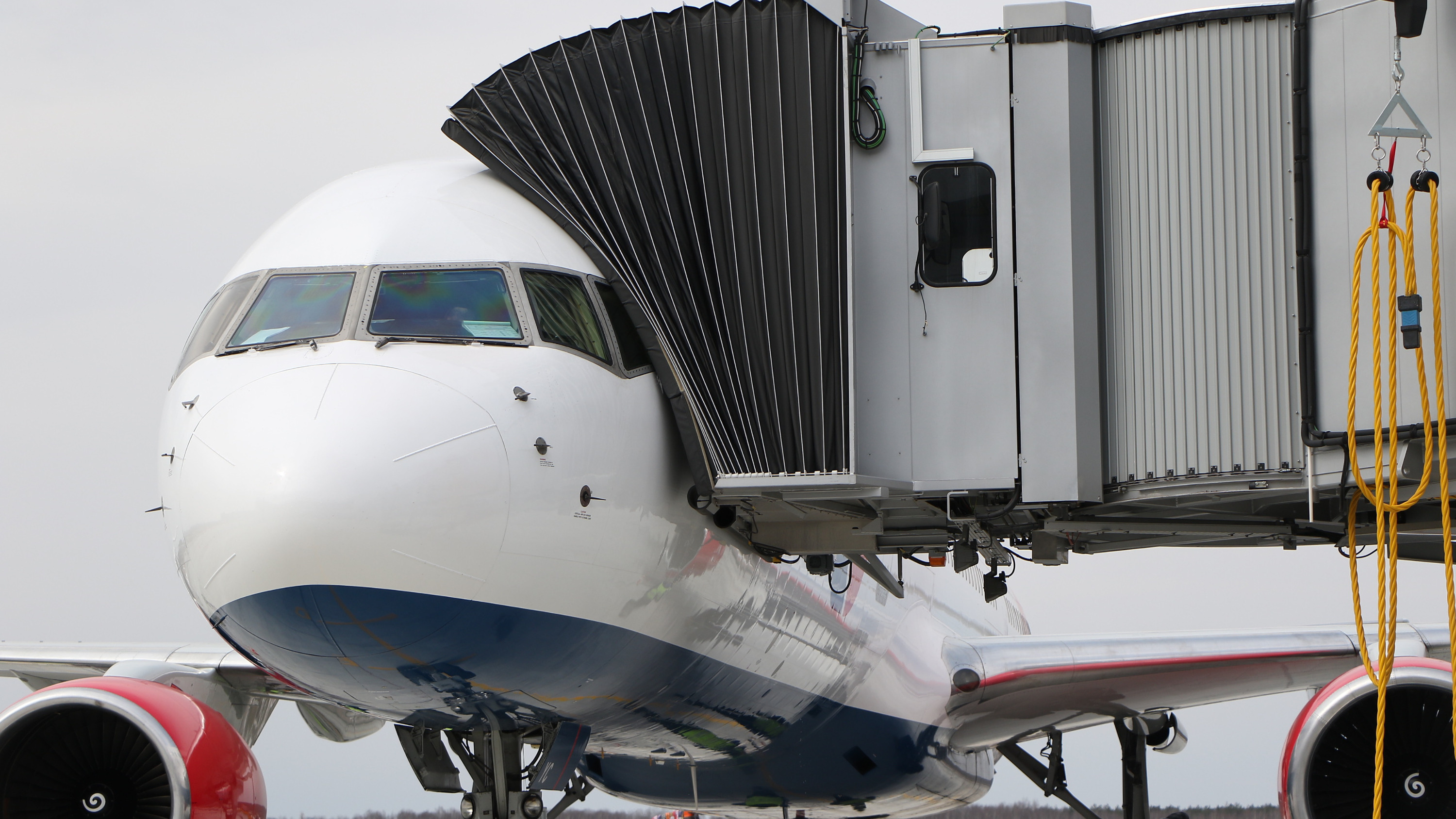 рейсами правды. пропавший самолёт приземлился спустя 37 лет. Pobeda регулярные рейсы москва - гюмри. хуан де ла корте диспетчер. рейсами правды.