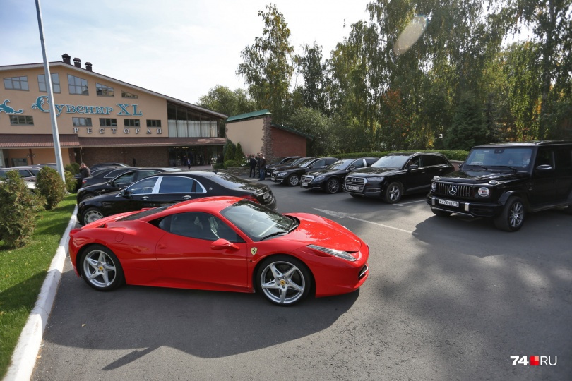 «Березку» полюбили местные олигархи. Ярко-красный Ferrari Александра Аристова — тому пример «Березку» полюбили местные олигархи. Ярко-красный Ferrari Александра Аристова — тому пример