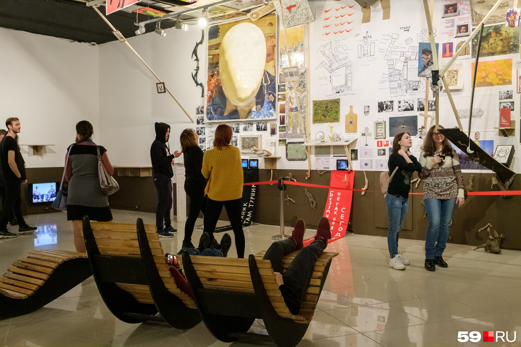 На стенах — рисунки, записи и даже интересные предметы На стенах — рисунки, записи и даже интересные предметы