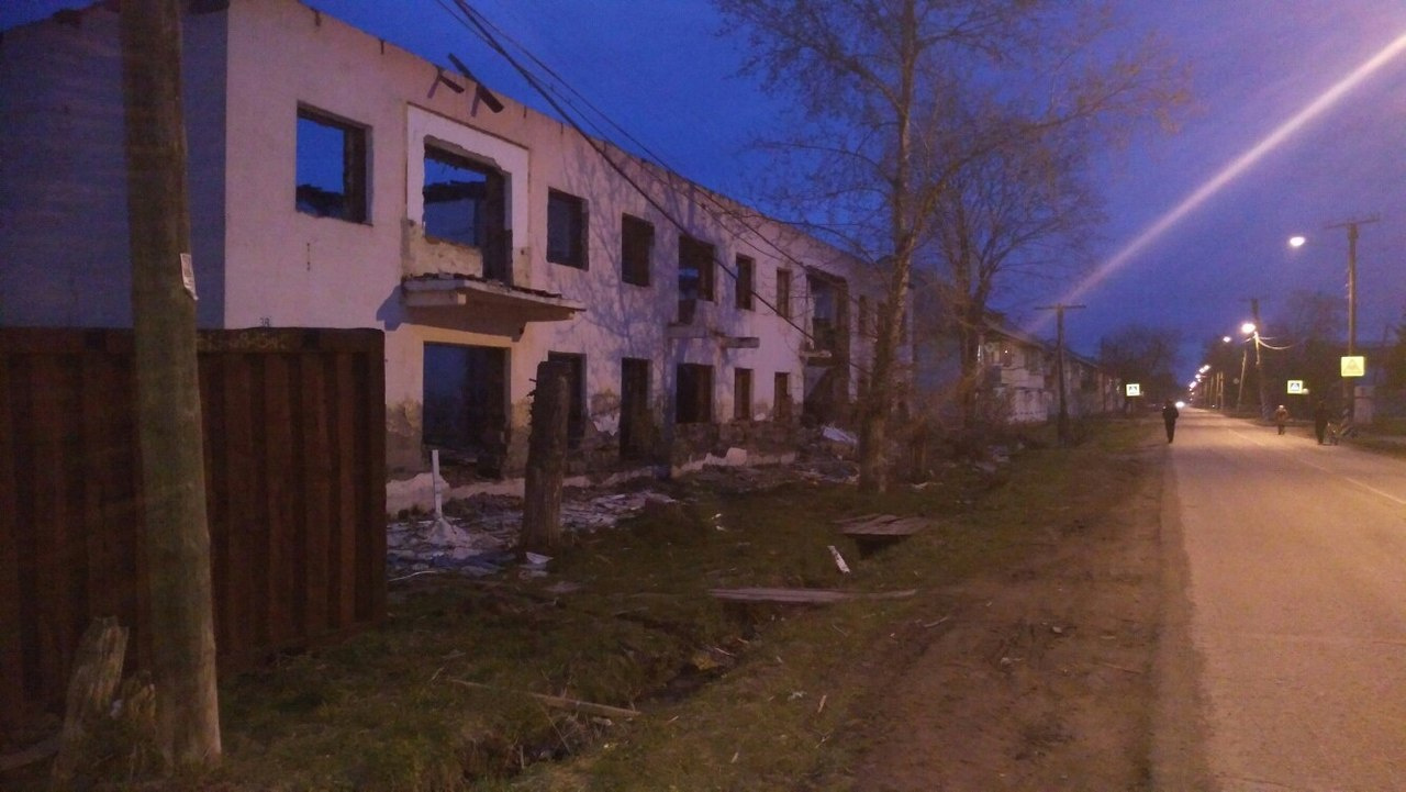 Жильцы выехали из дома только полгода назад Жильцы выехали из дома только полгода назад