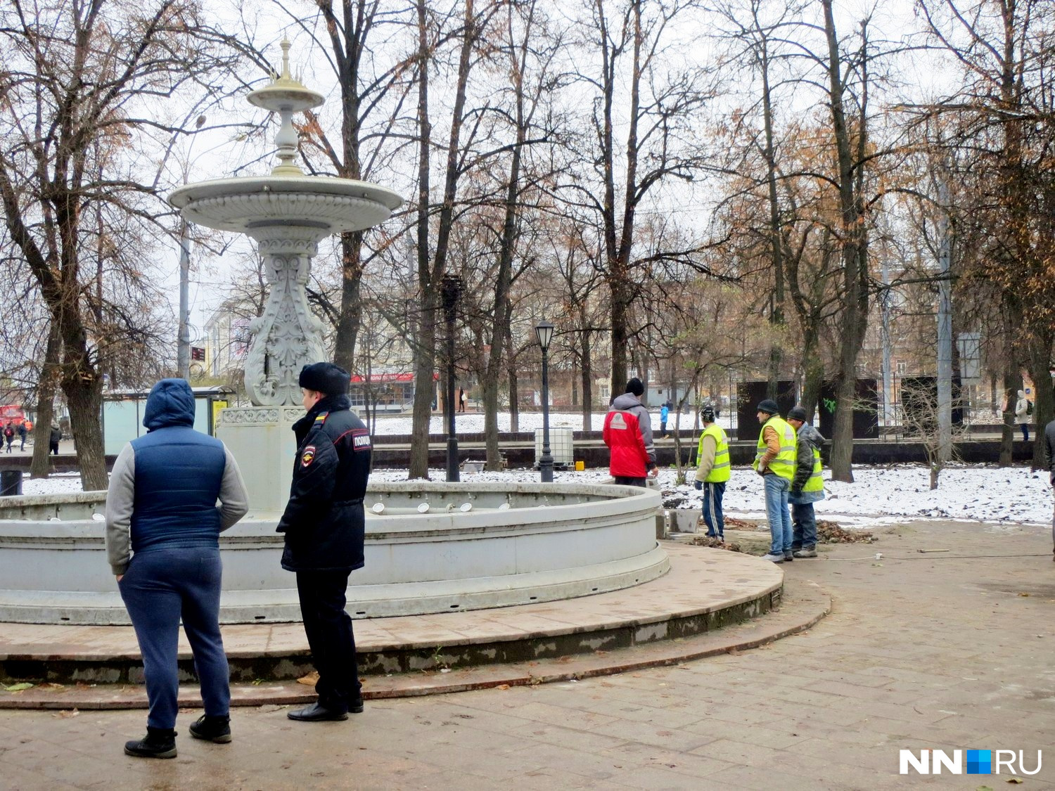 На всю площадь нашелся только один полицейский На всю площадь нашелся только один полицейский