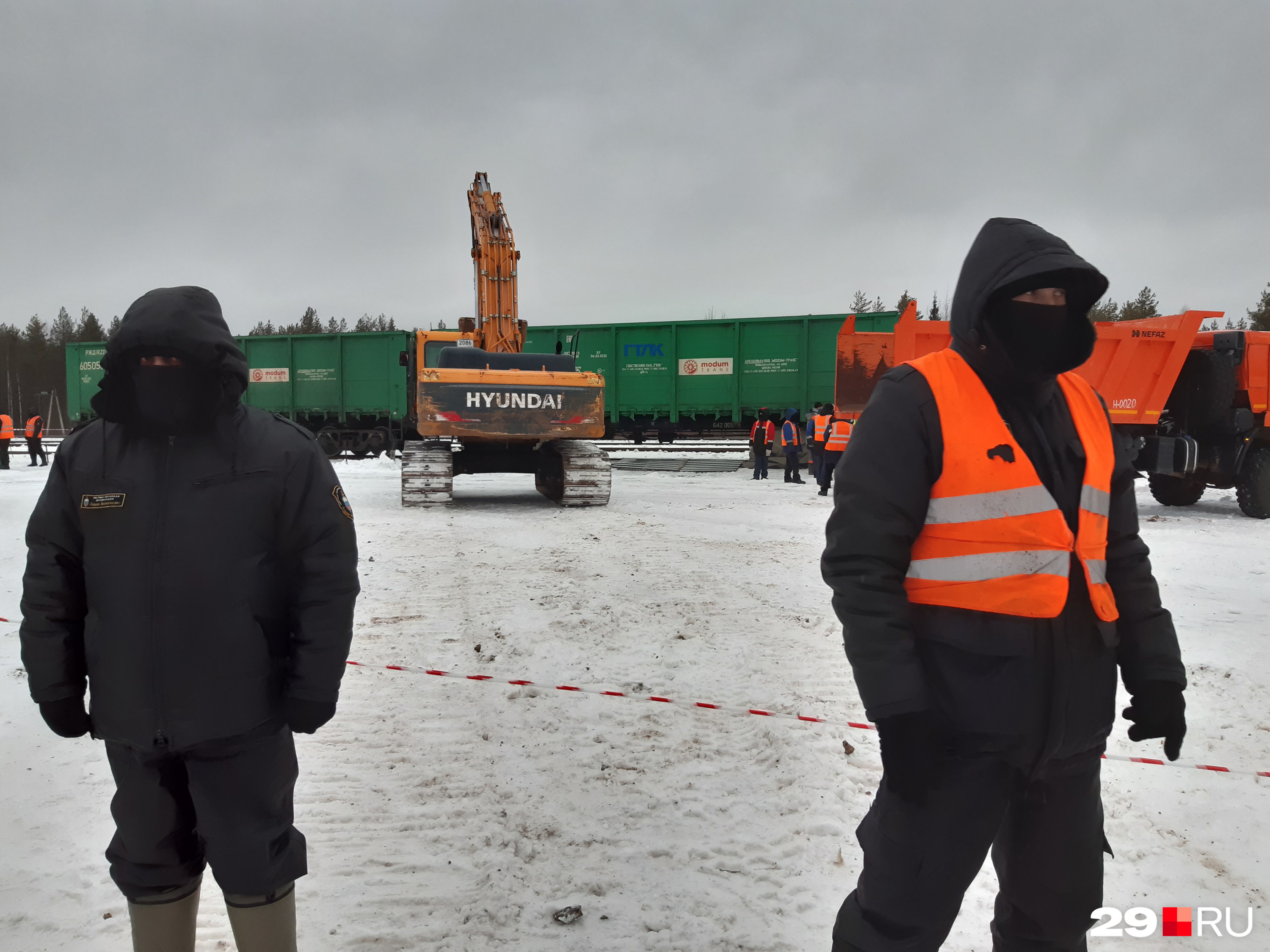 Сотрудники ЧОП «Гарант безопасности» на станции Шиес в декабре 2019 года