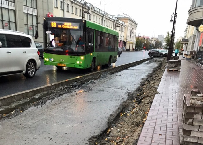 Часть парковочного кармана убирают, чтобы освободить полосу для поворота на улицу Первомайскую Часть парковочного кармана убирают, чтобы освободить полосу для поворота на улицу Первомайскую