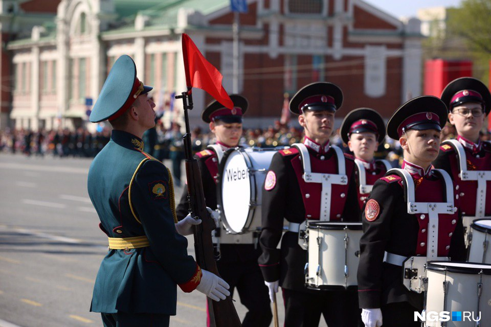 Кадеты Сибирского кадетского корпуса вышли на площадь с барабанами 
